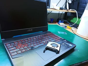 Dlaczego laptop głośno pracuje?